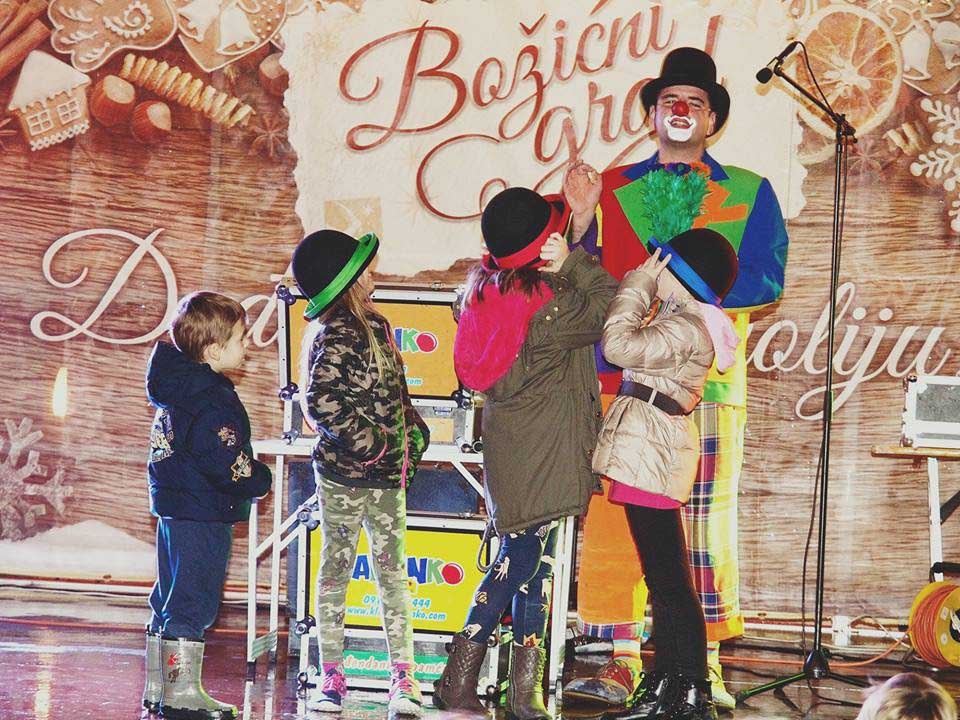 Klaunski show na Božićnom Gradu u Makarskoj!