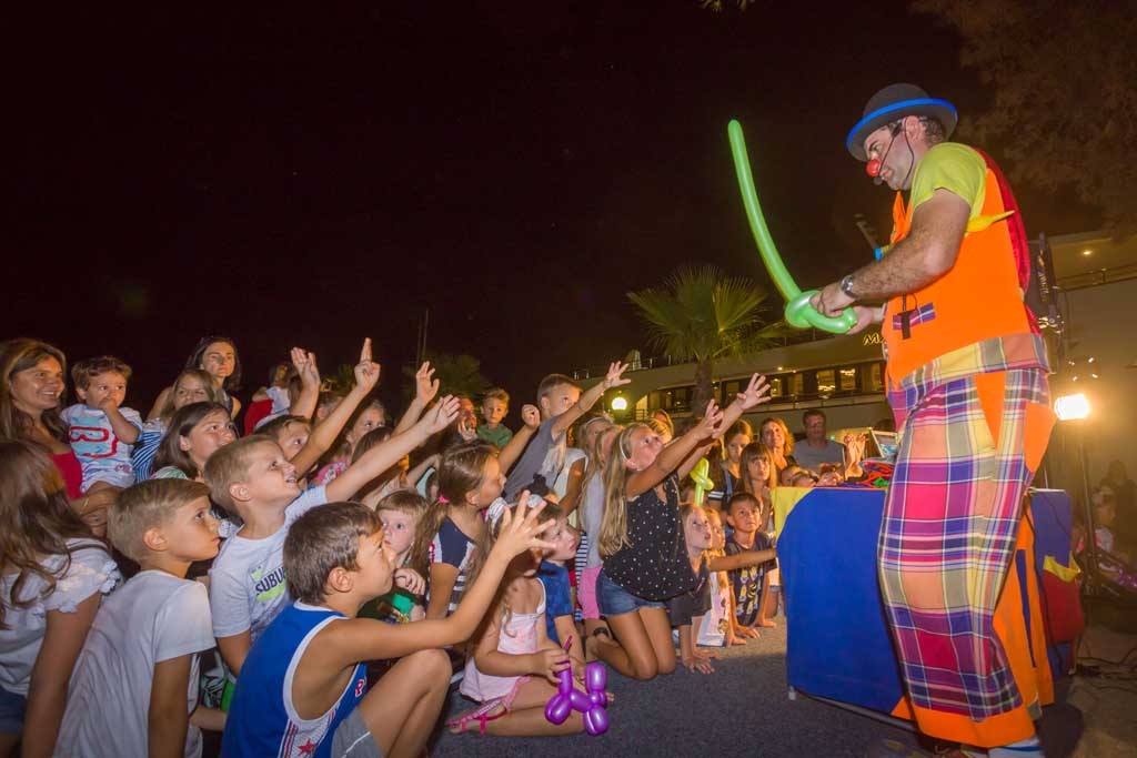 Klaunski show u Slanom !!!