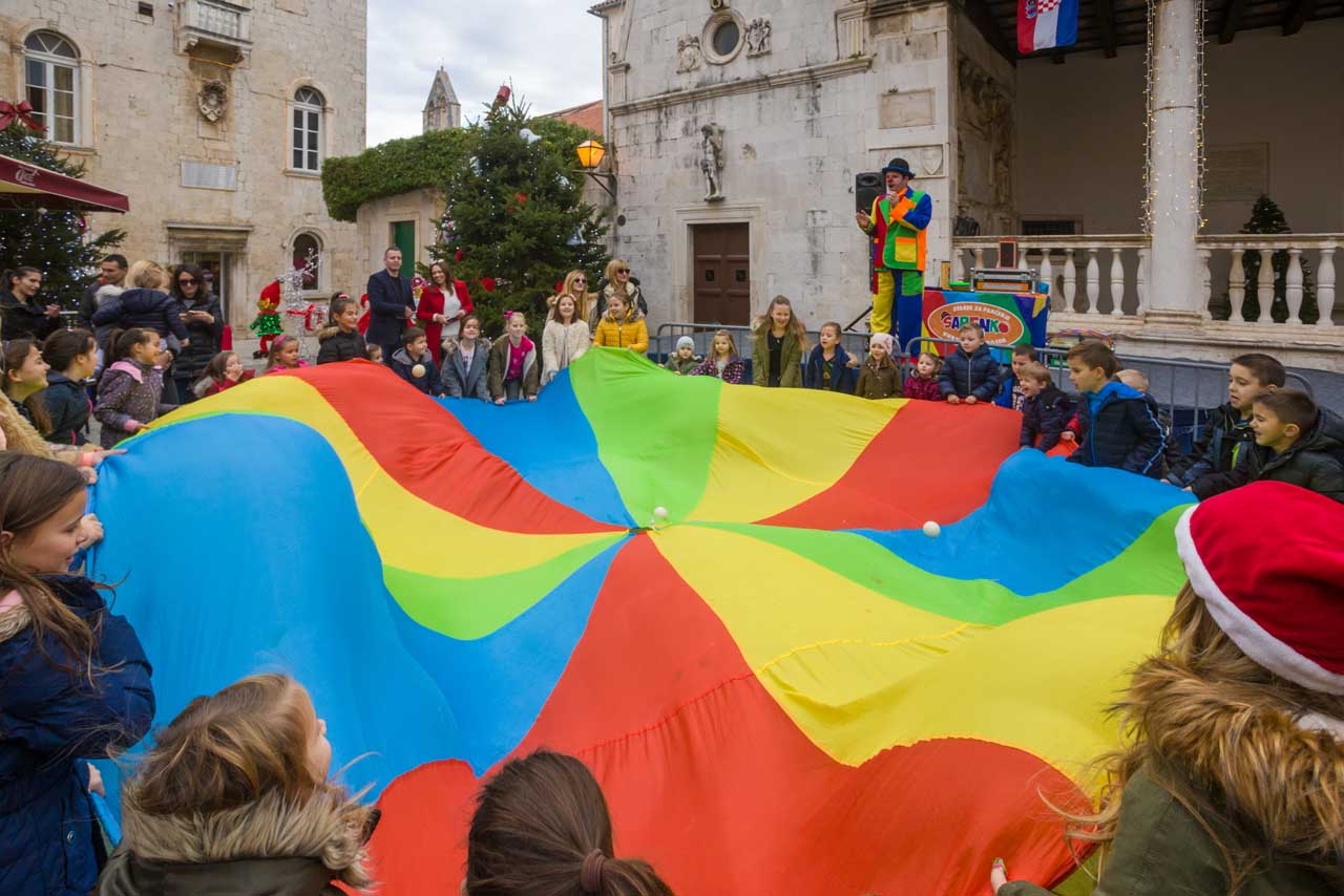 Klaunsko mađioničarski show na adventu u Trogiru!