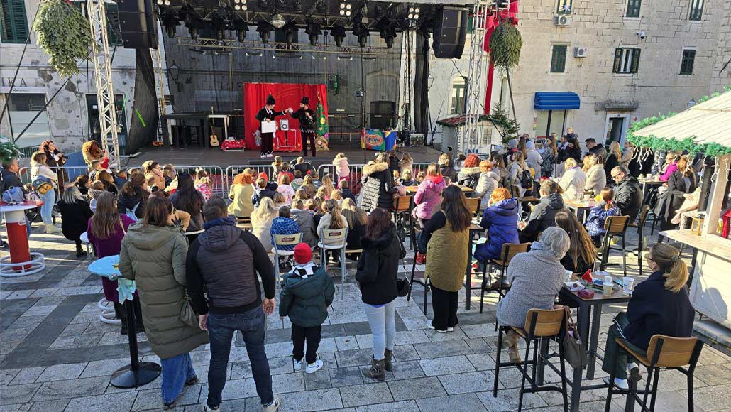 Zimska čarolija Djeda i vilenjaka napunila Kačićev trg i razveselila mališane